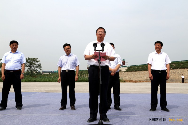 圖為中國鐵建總裁莊尚標在合銅、吳華高速公路項目開工儀式發(fā)表重要講話